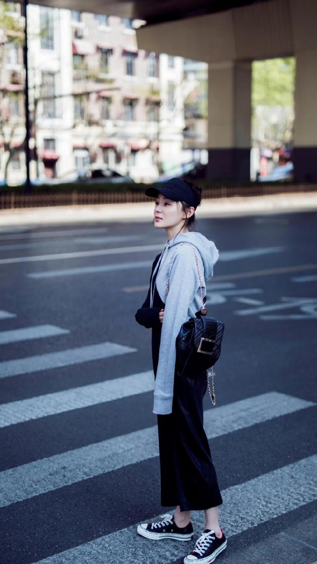 袁姗姗性感开衩裙时尚户外生活照