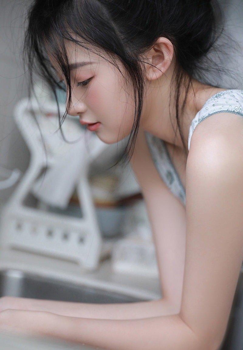 丸子头少女白嫩甜美居家写真