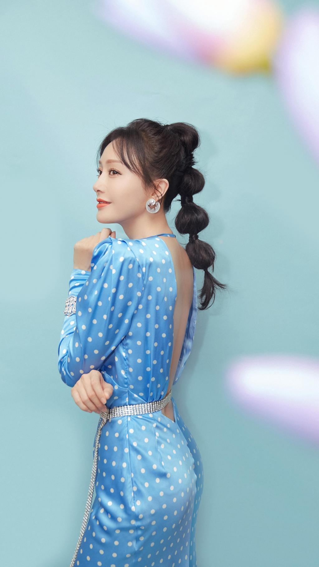 秦岚蓝色波点鱼尾裙性感迷人写真