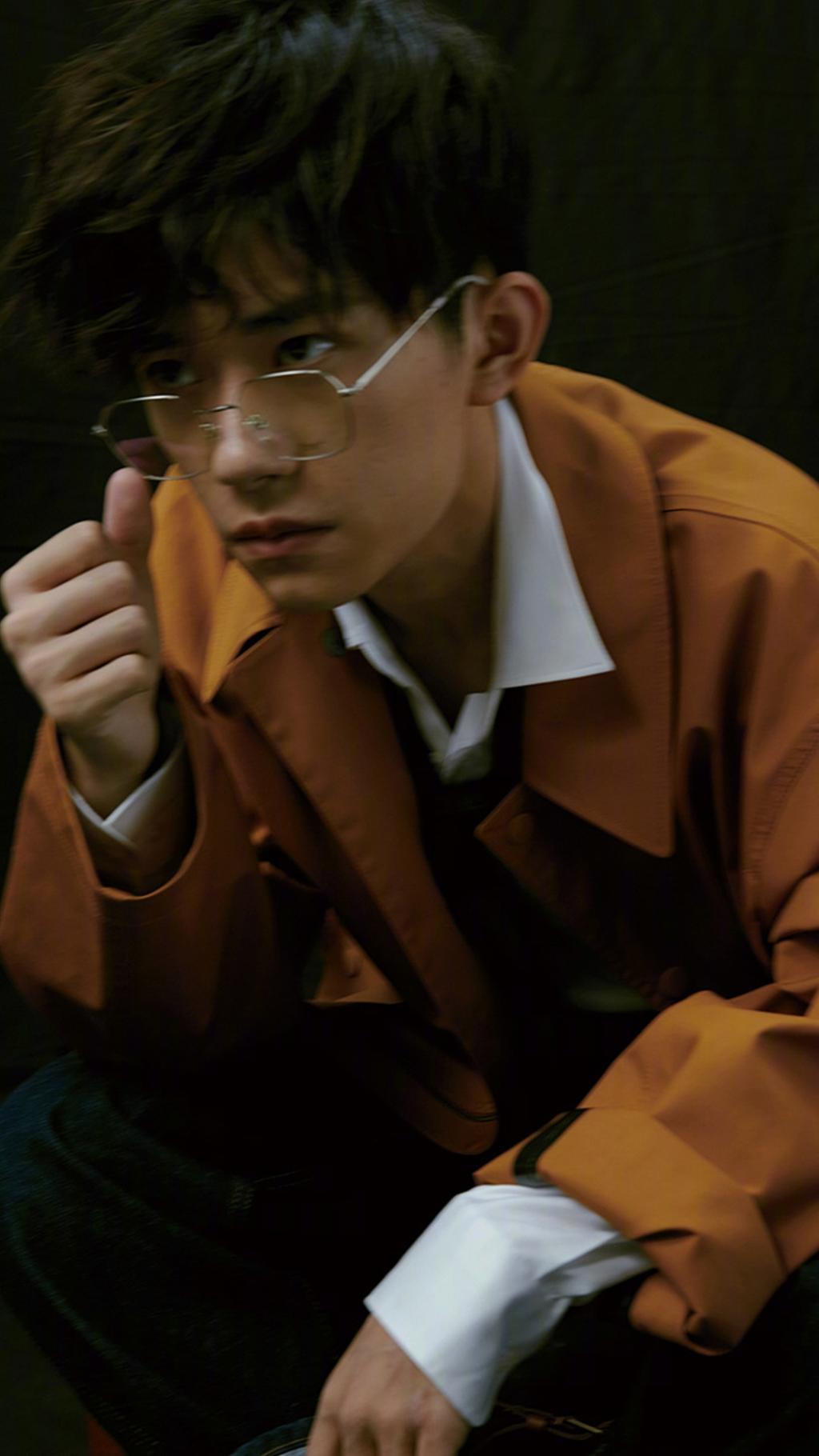 易烊千玺慵懒气质写真