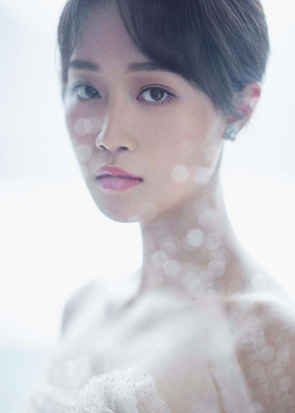 蓝盈莹香槟金抹胸礼服唯美写真