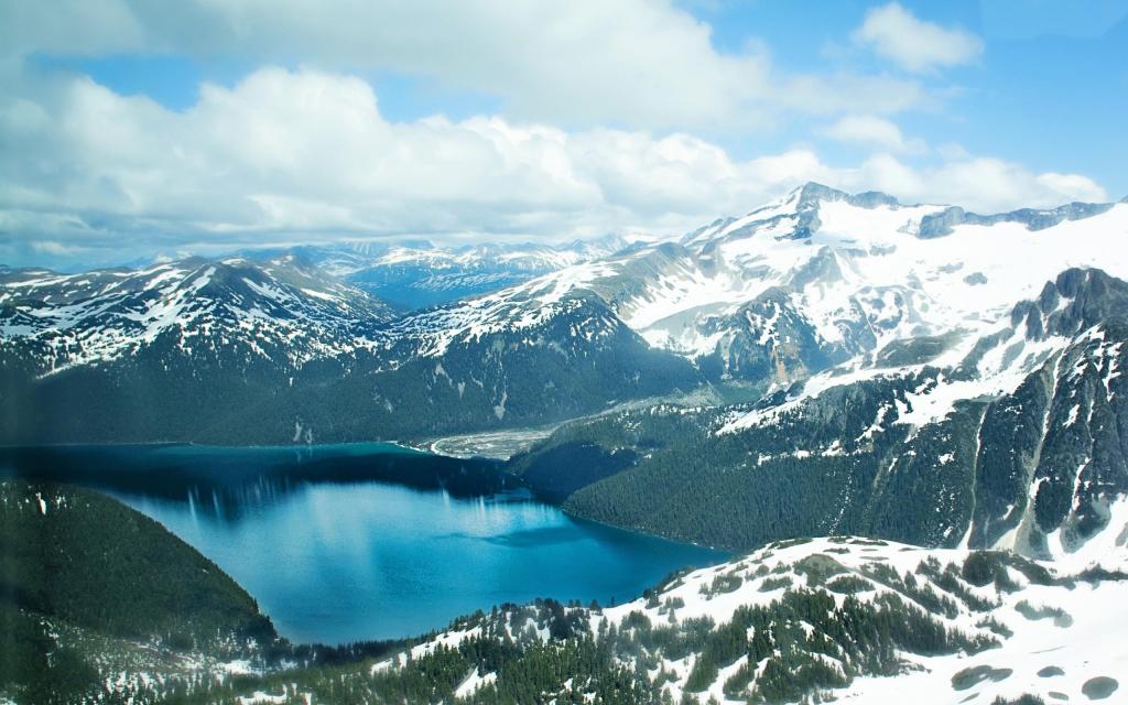 云里雾里的唯美山脉自然风光