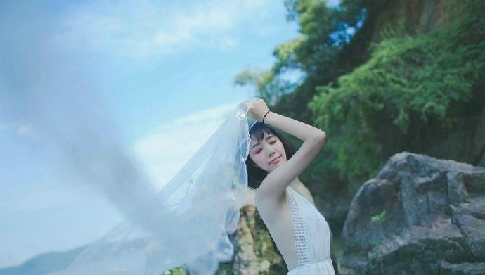 另类短发少女性感露背长裙海边写真