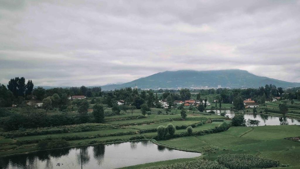 高铁上窗外的风光景色