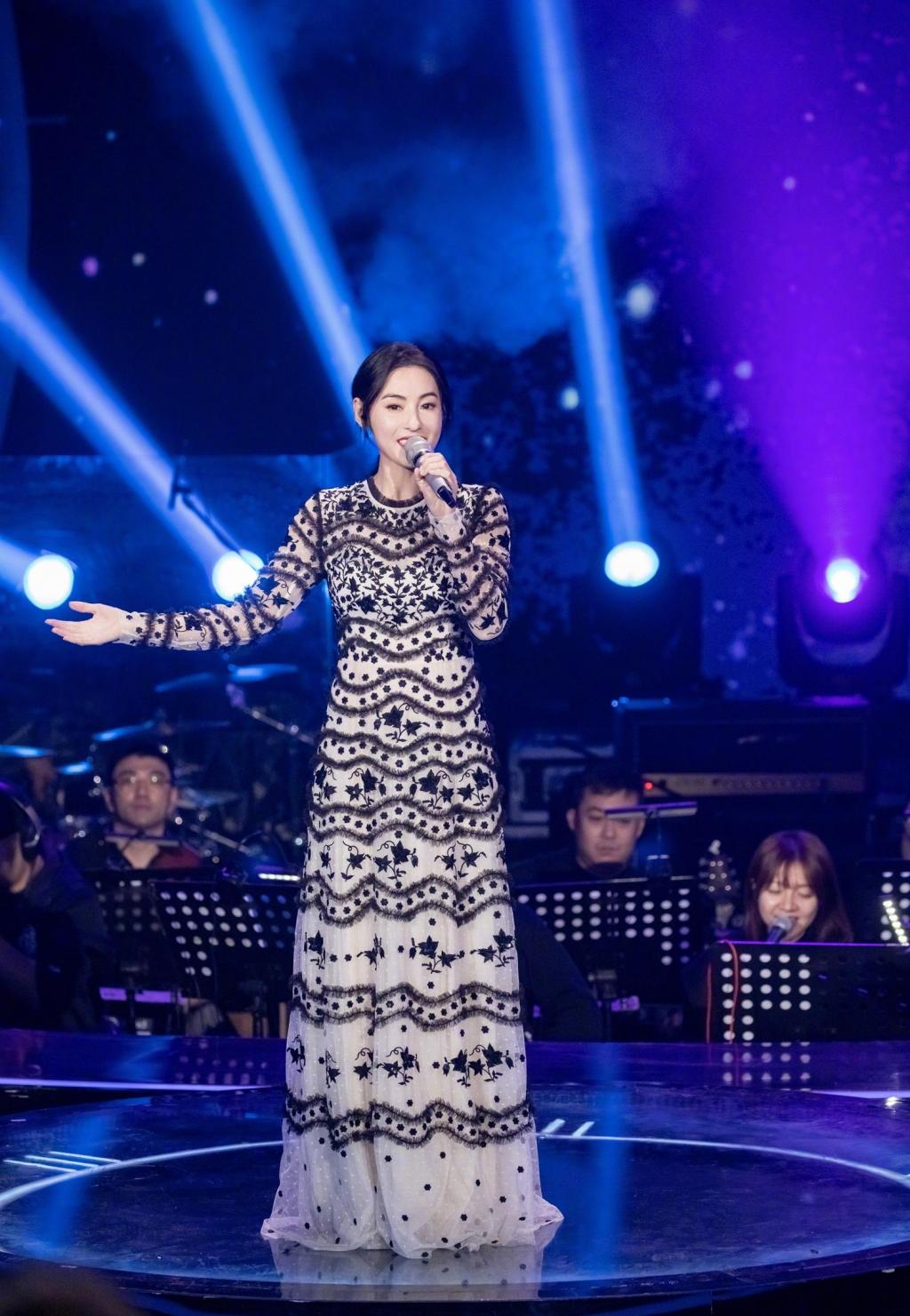 张柏芝碎花薄纱裙