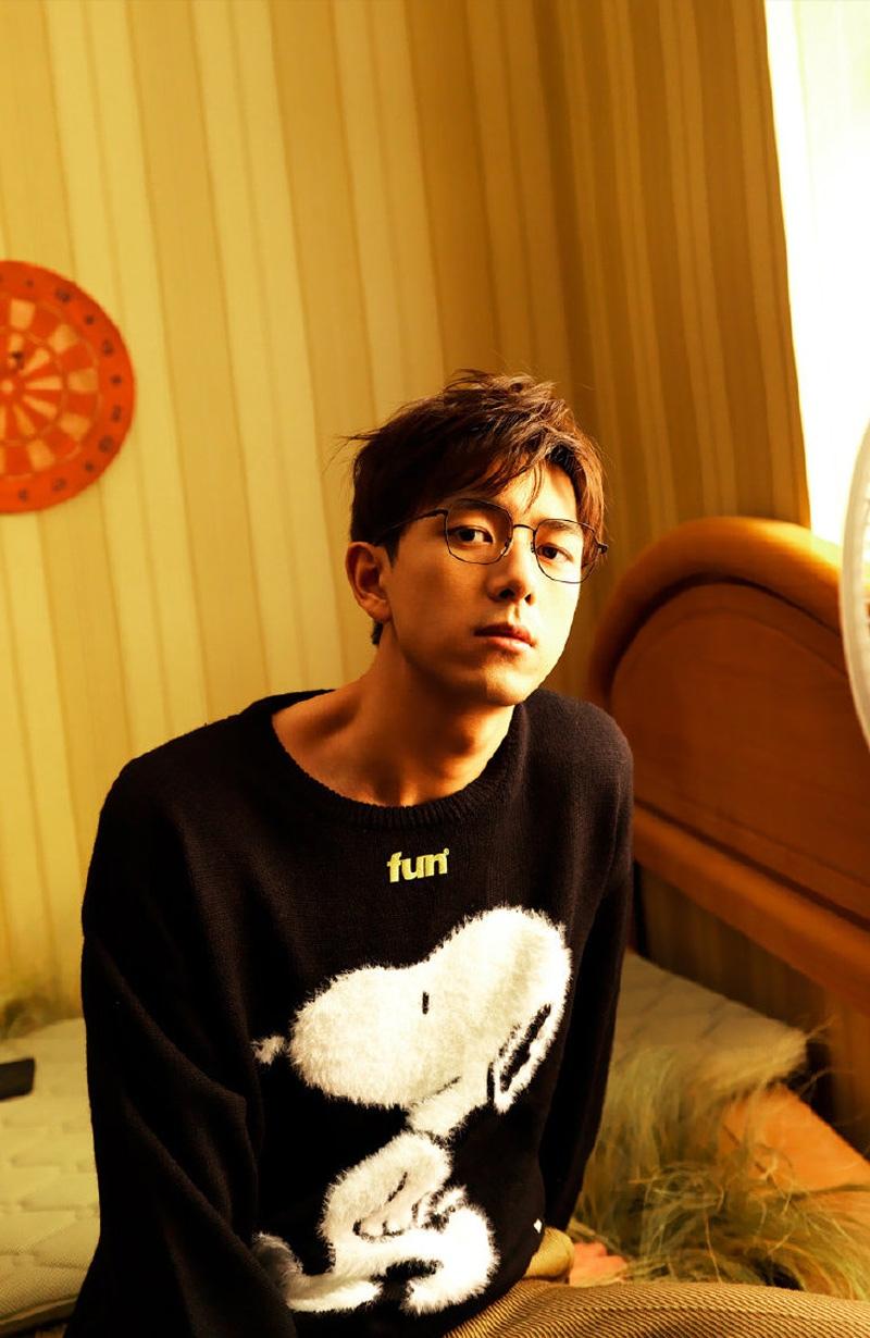 李现暖色调文艺帅气写真