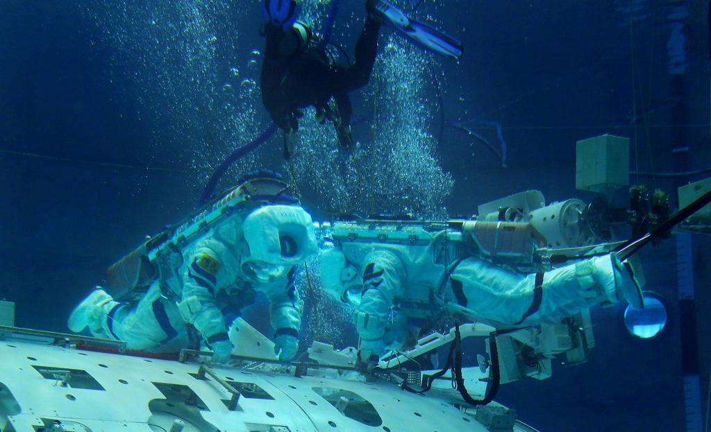 航天员水下失重训练画面