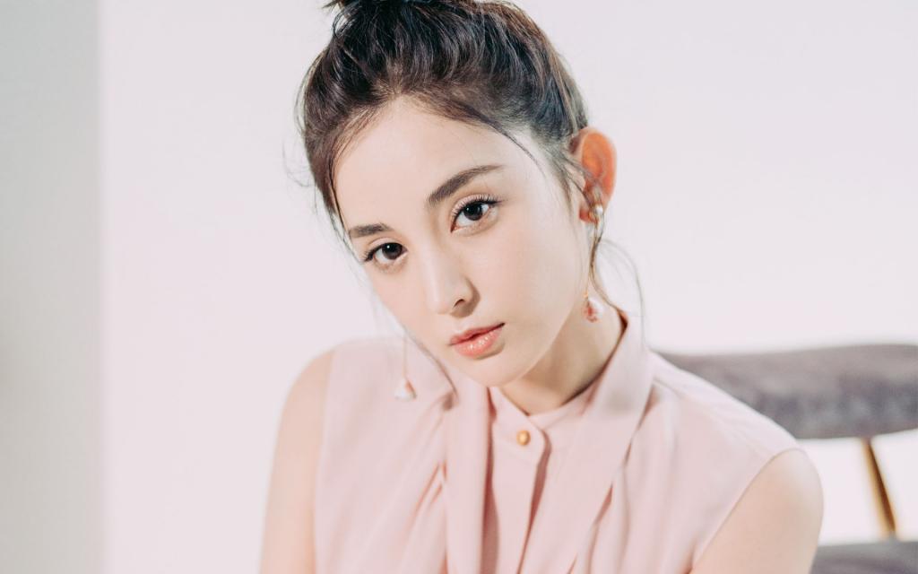 古力娜扎粉红礼服性感写真