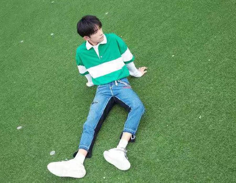 小鲜肉易烊千玺休闲写真