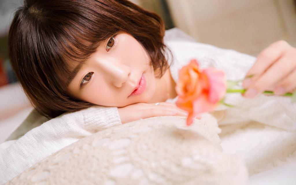 短发气质文艺美女