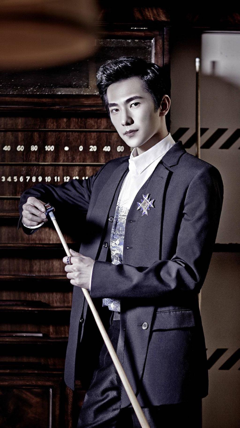 杨洋油头西装帅气写真