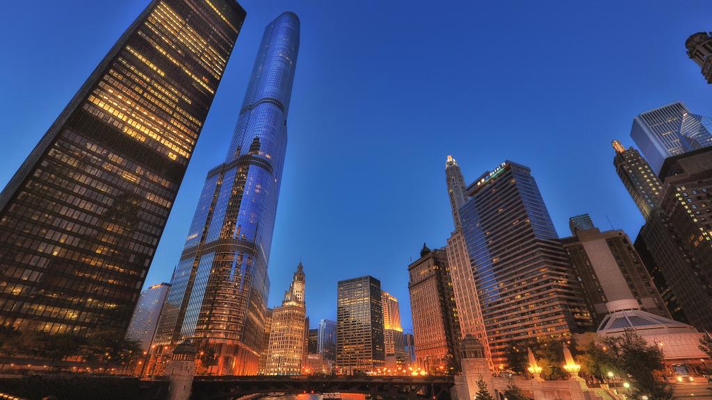 都市建筑的白天与黑夜