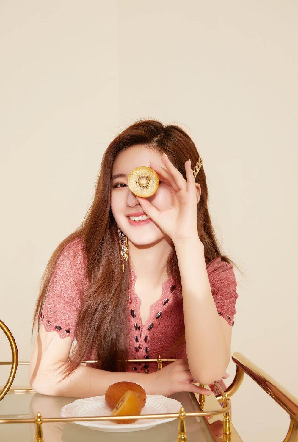 赵露思甜美鱼尾裙优雅性感写真