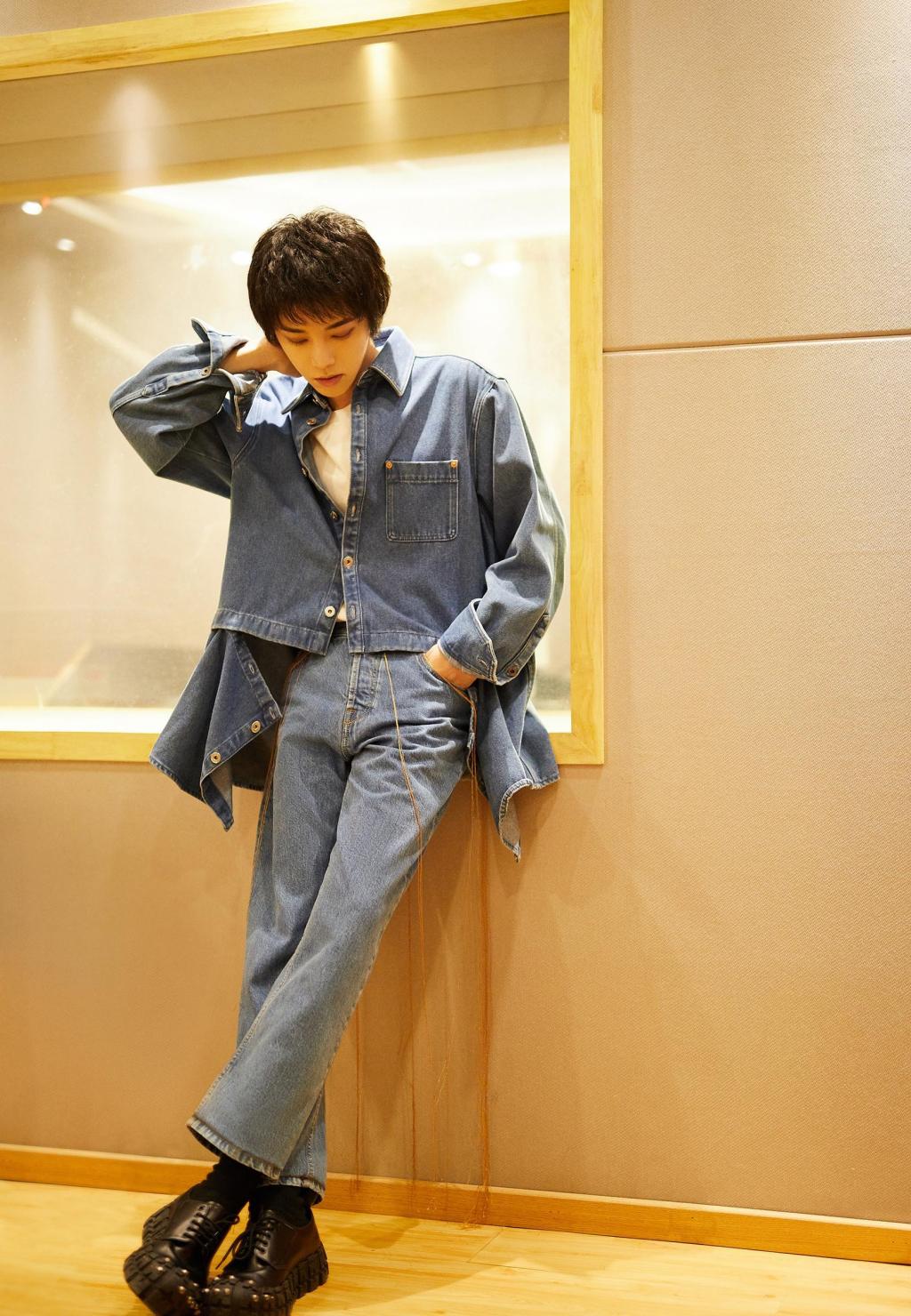 华晨宇帅气牛仔风格时尚写真