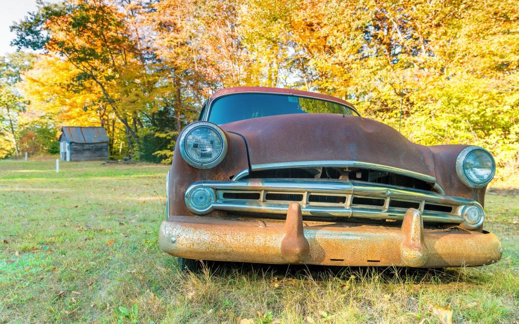 被遗弃的破烂汽车