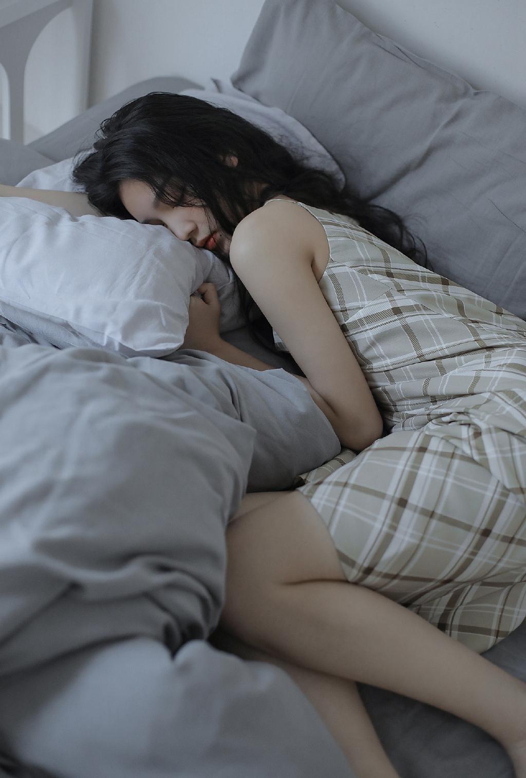 纯情白嫩吊带裙少女性感居家撩人私房写真