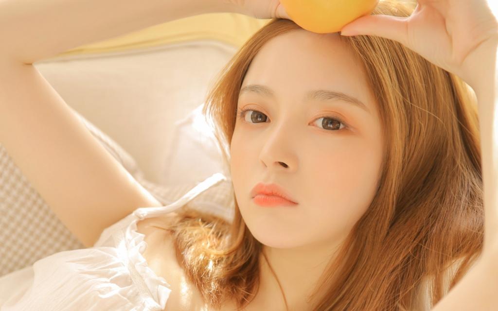 温柔白嫩小美女居家写真