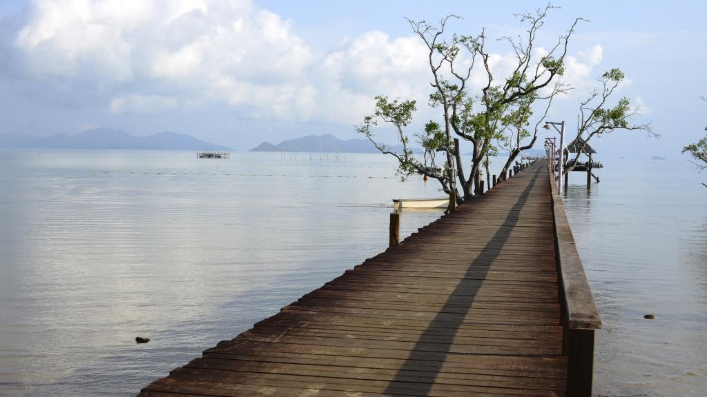 夕阳下的码头风景