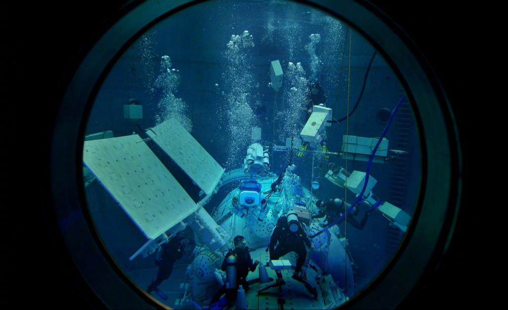 航天员水下失重训练画面