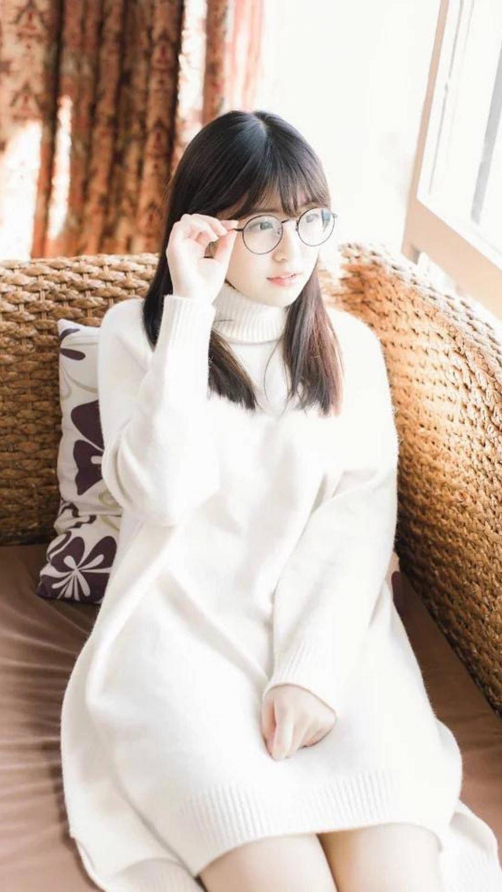 清纯眼镜妹居家写真