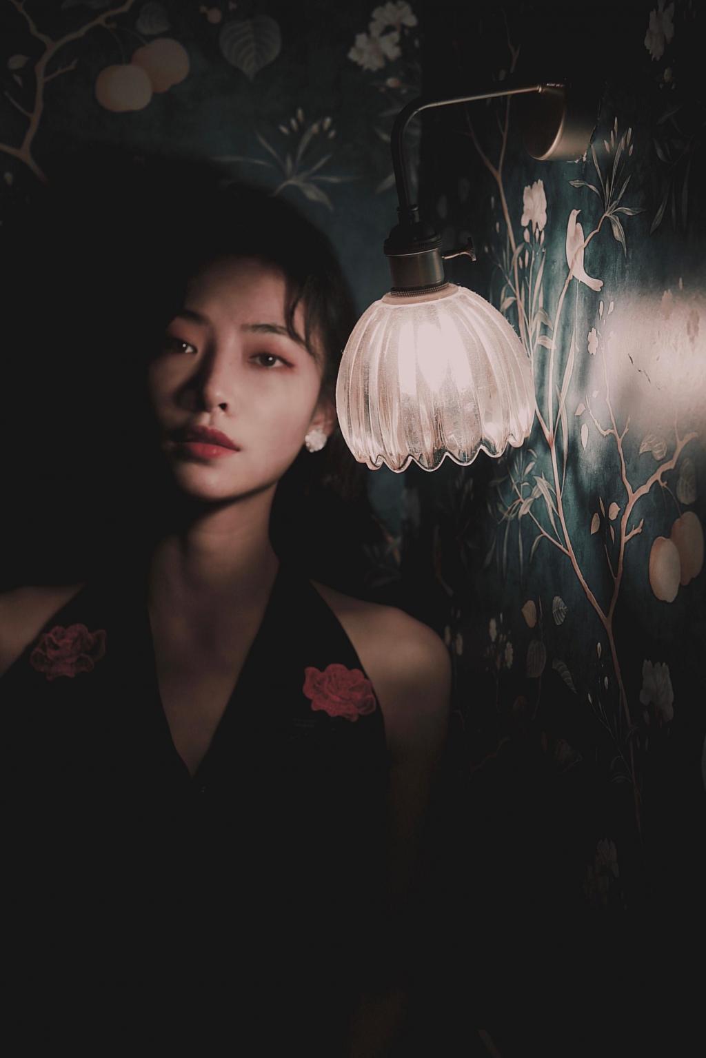 许佳琪香肩半露性感复古旗袍写真