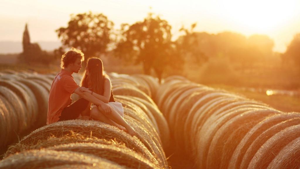 夕阳下的情侣拥抱亲吻