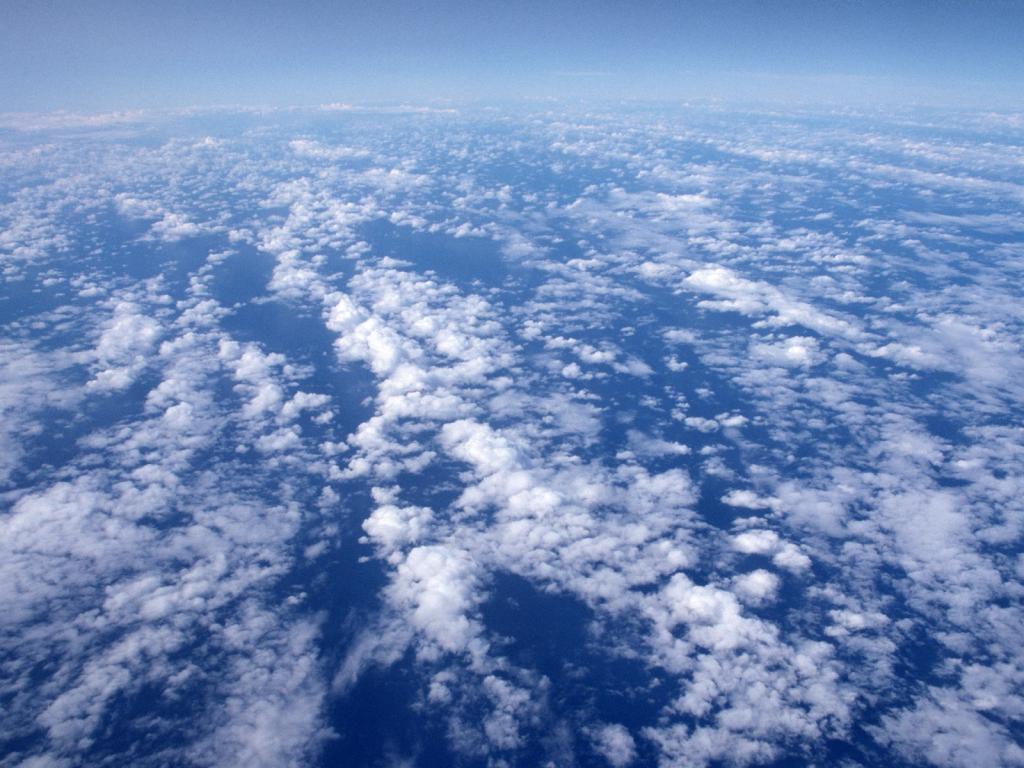 蓝天清澈，白云悠然