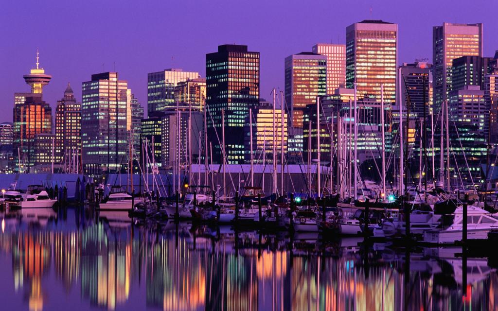 宽屏倒影的城市夜景