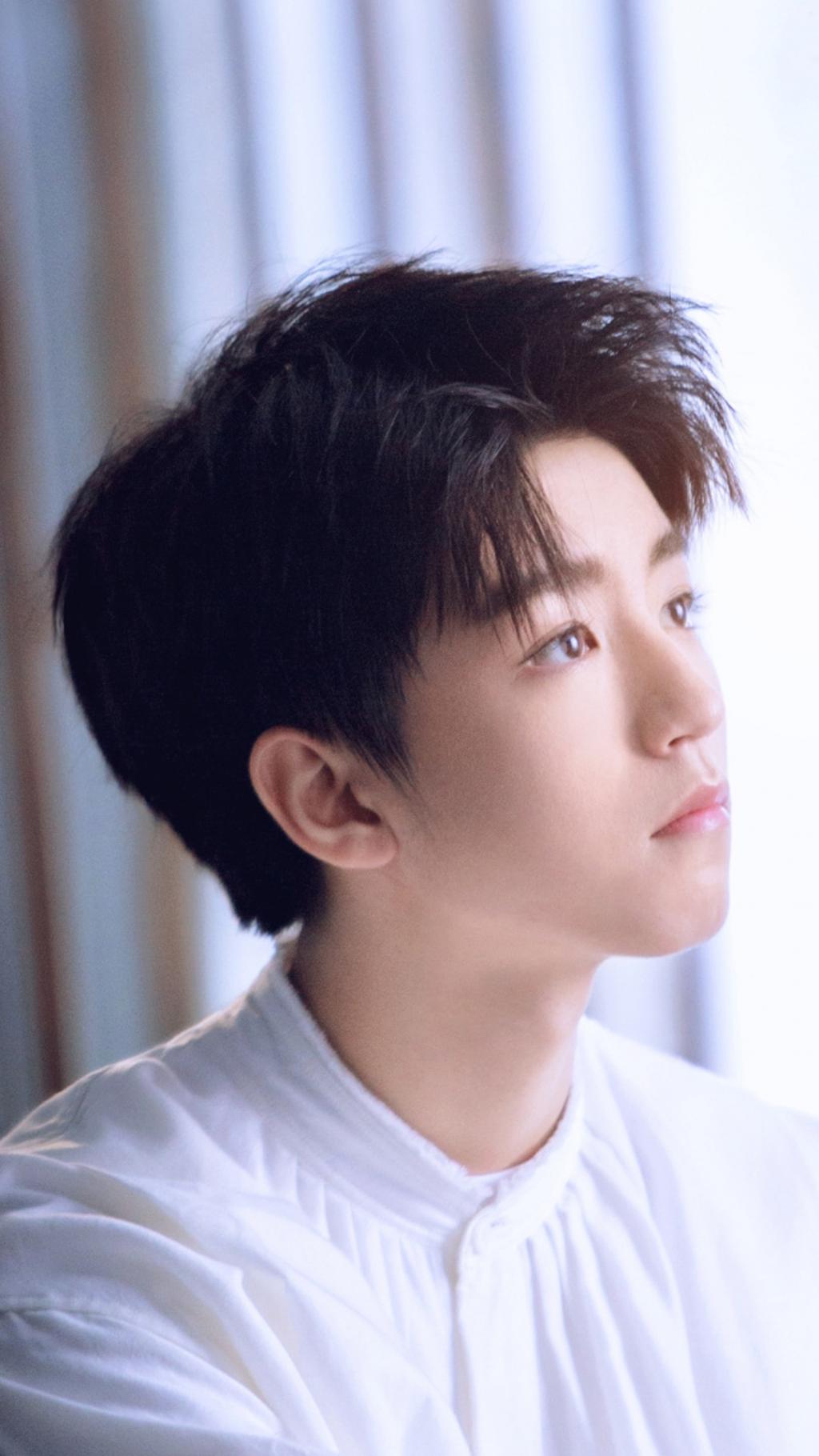 王俊凯清爽帅气白衣写真