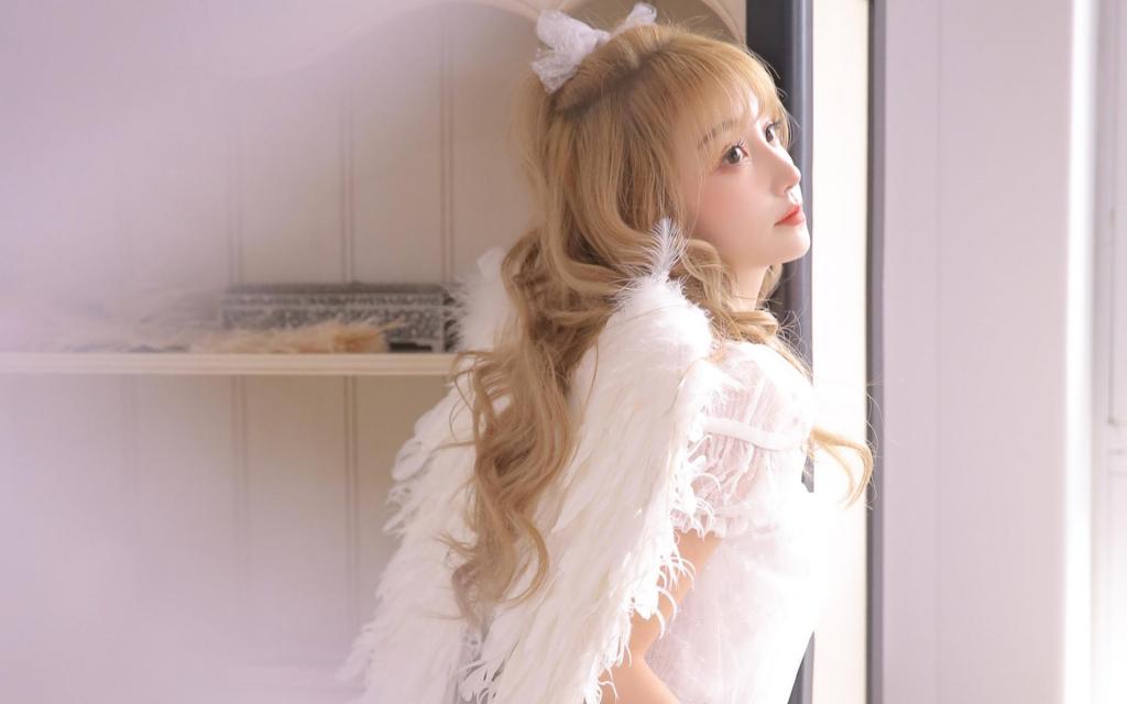 黄色卷发美女甜美可爱写真