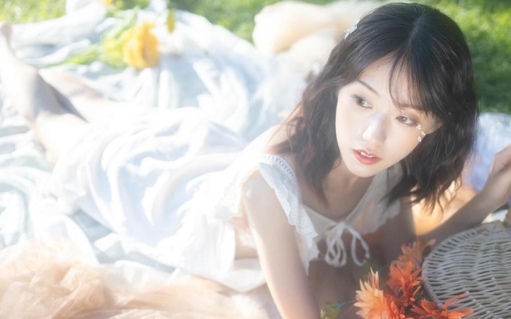 森系女孩小清新诱人户外写真