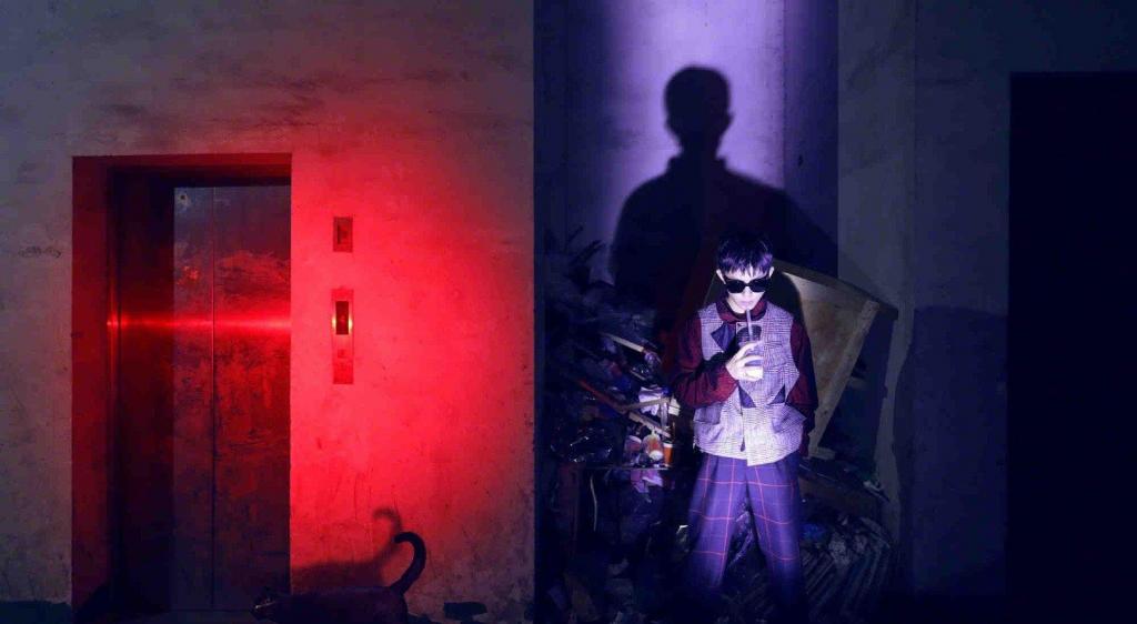 易烊千玺神秘感时尚大片封面