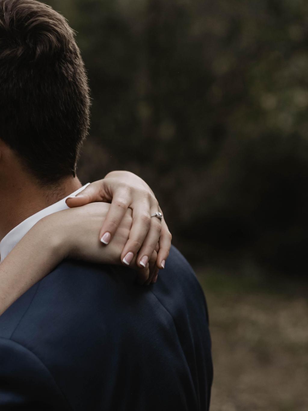 穿礼服婚纱的新郎新娘