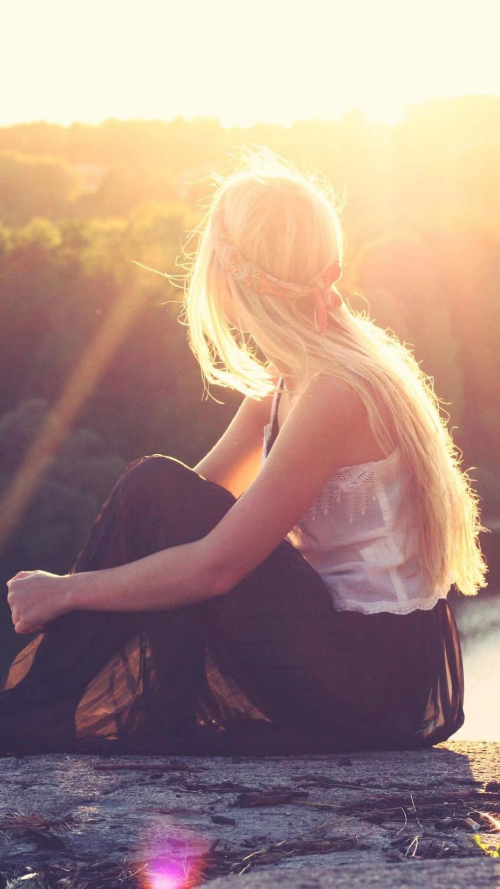 夕阳下的甜美女孩