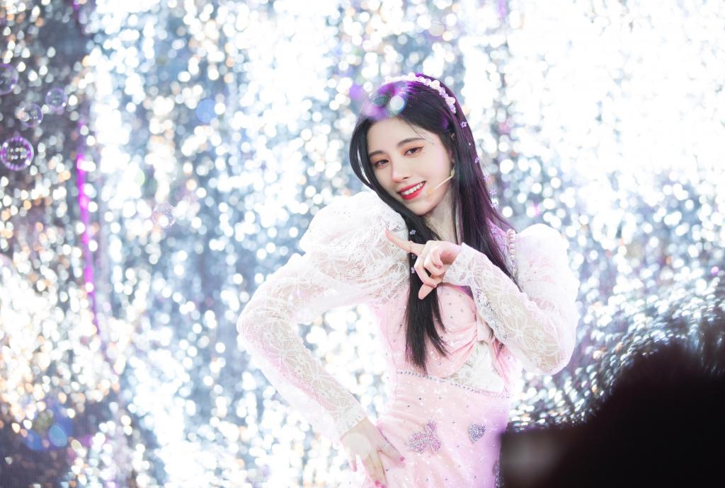 鞠婧祎0618生日惊喜甜美舞台照