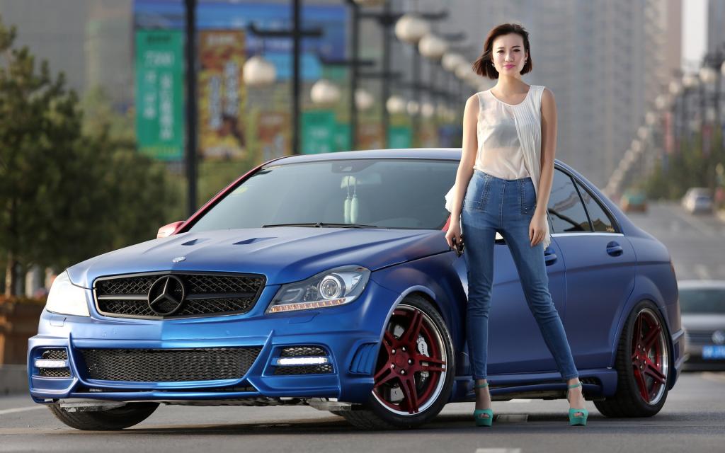 奔驰C级改装车美女车模