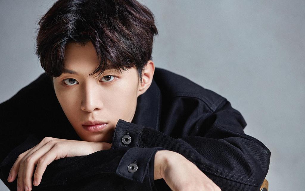 小鲜肉范丞丞冷峻帅气时尚写真