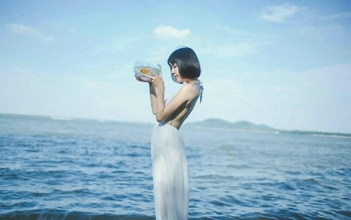 另类短发少女性感露背长裙海边写真