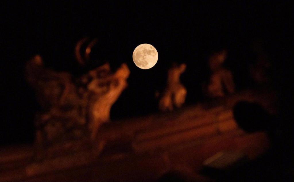 迷人的超级圆月风光