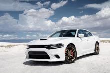 新款时尚的白色道奇汽车