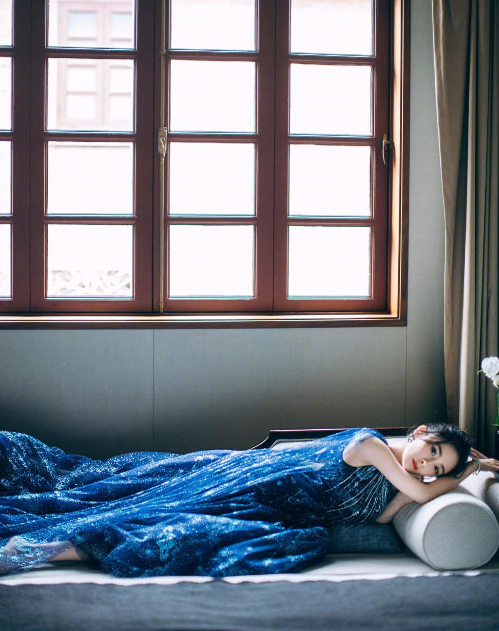 杨幂温婉优雅暗夜星空礼服写真