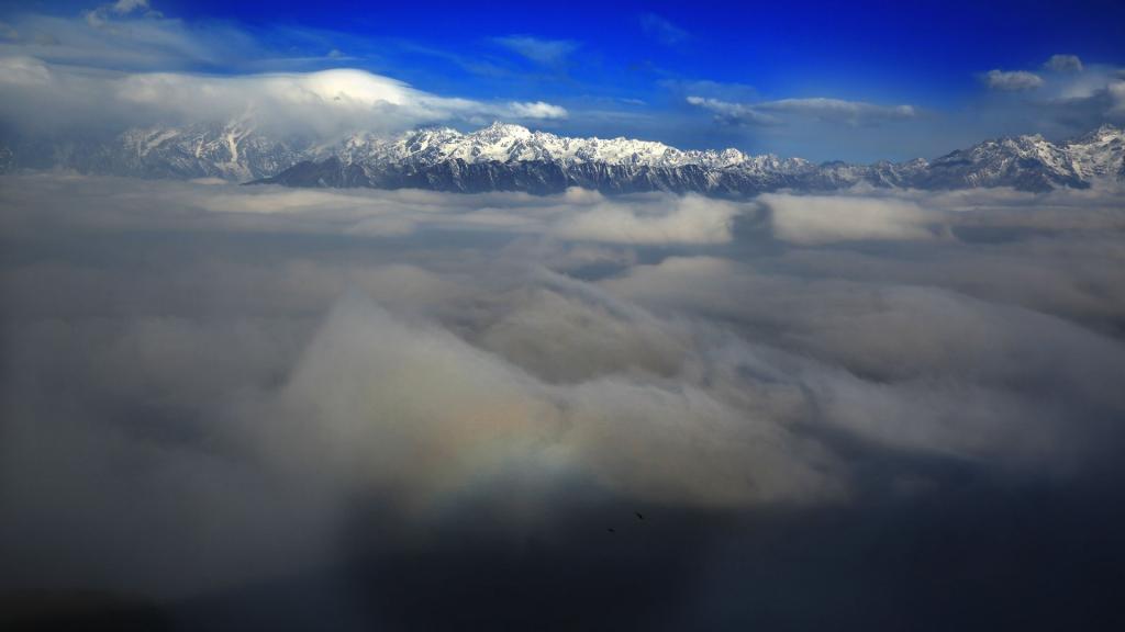 云雾遮盖的雪山唯美风景