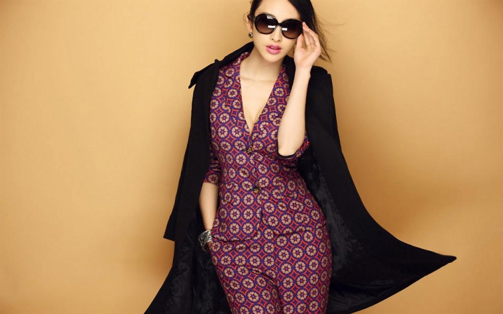 张俪吊带长裙性感写真