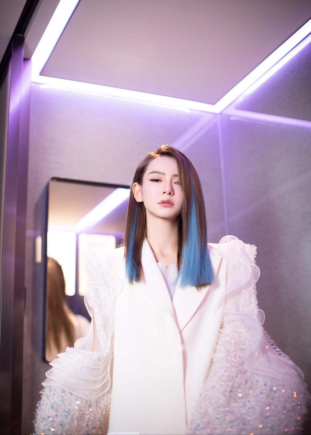 戚薇冷艳魅惑写真