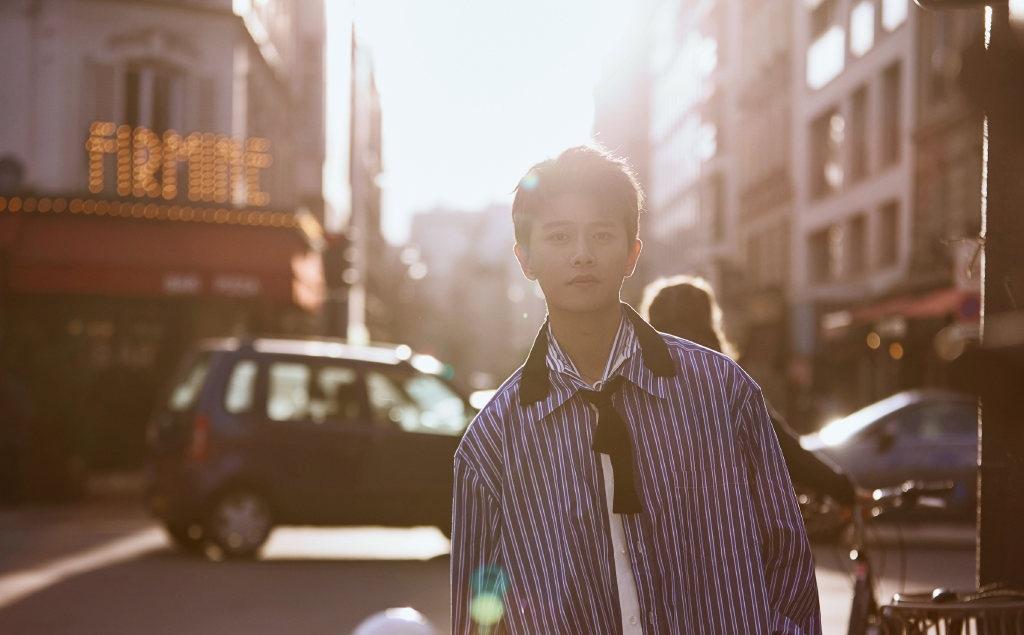 任嘉伦巴黎休闲时尚街拍