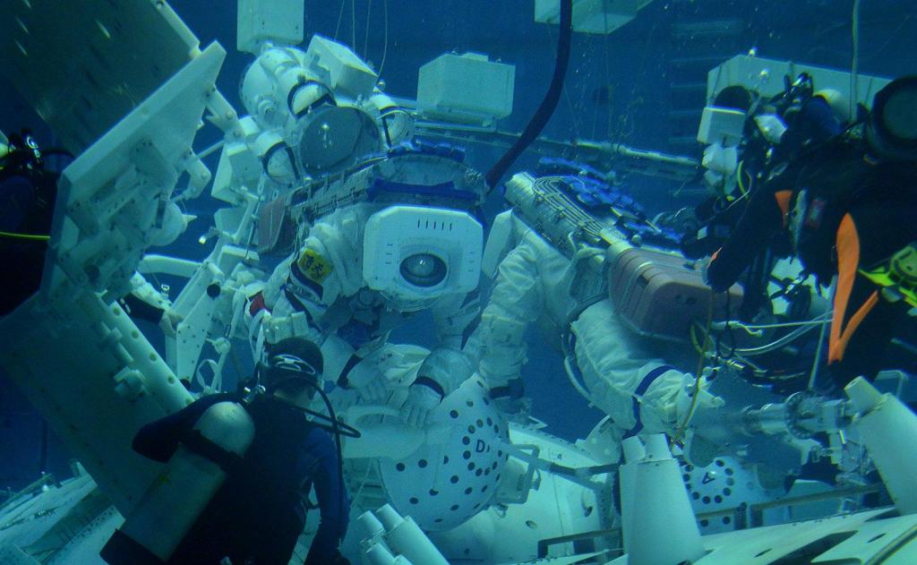 航天员水下失重训练画面