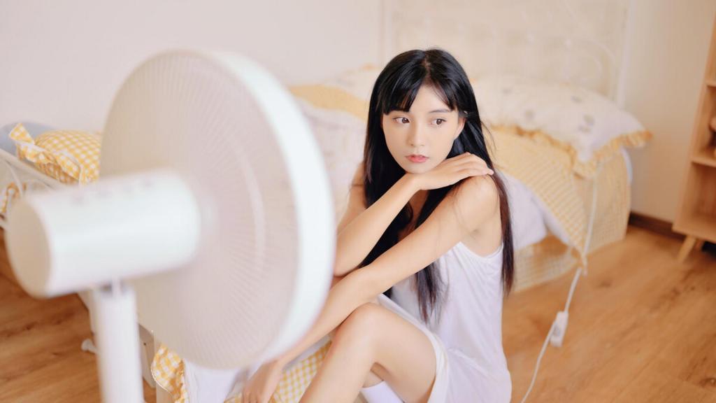 清纯吊带少女甜美气质写真