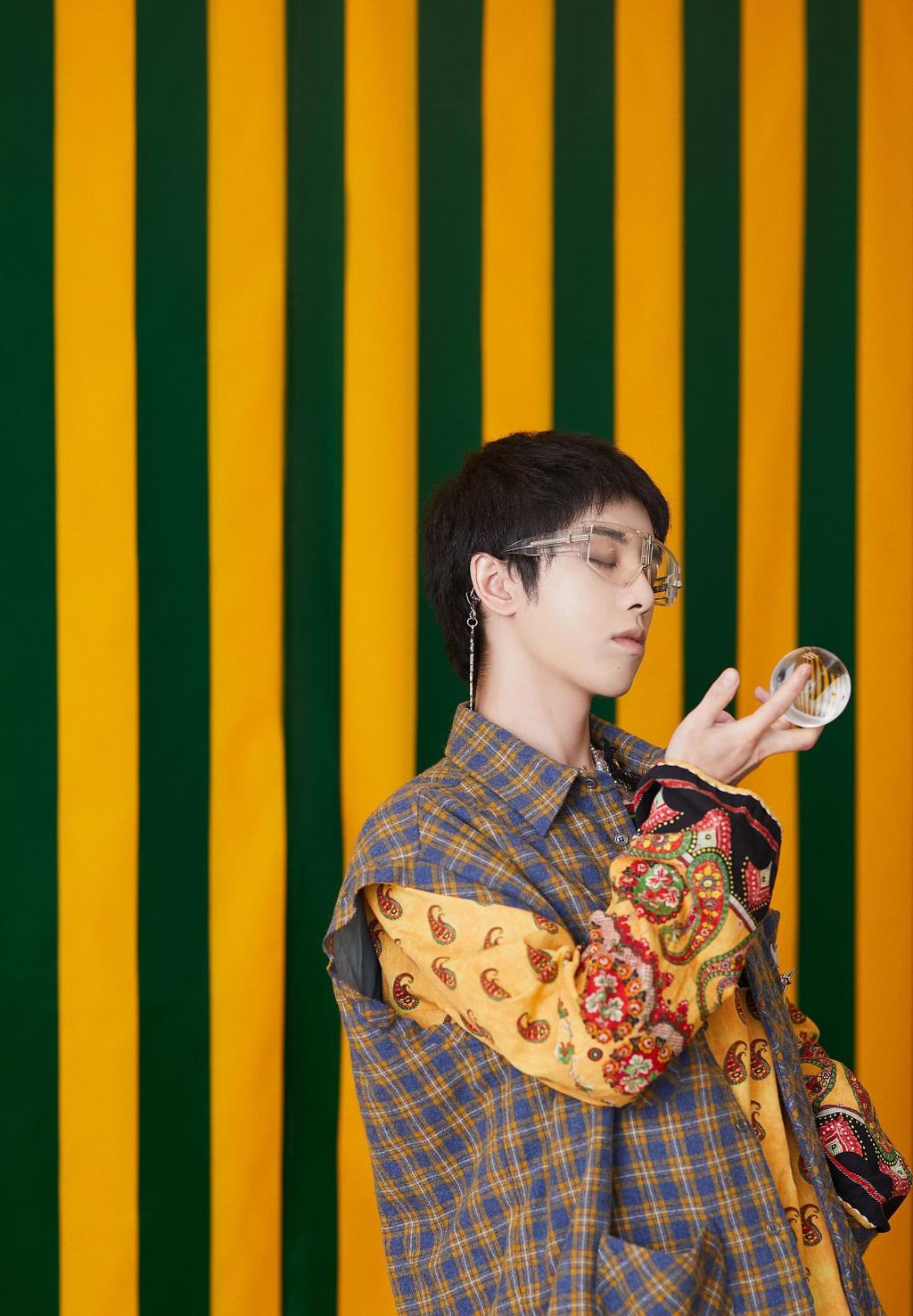 华晨宇干净波西米亚裙装写真