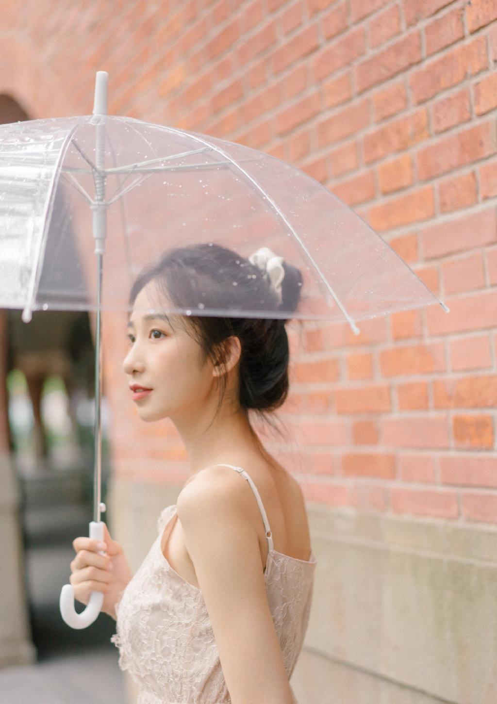 性感迷人吊带美女白嫩写真