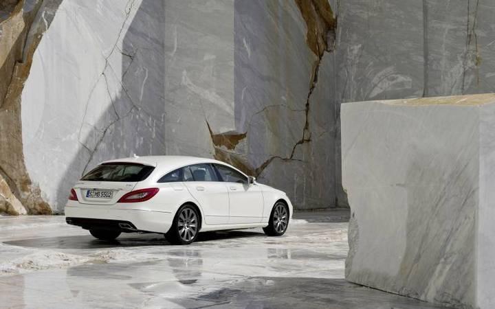 梅赛德斯白色奔驰CLS跑车